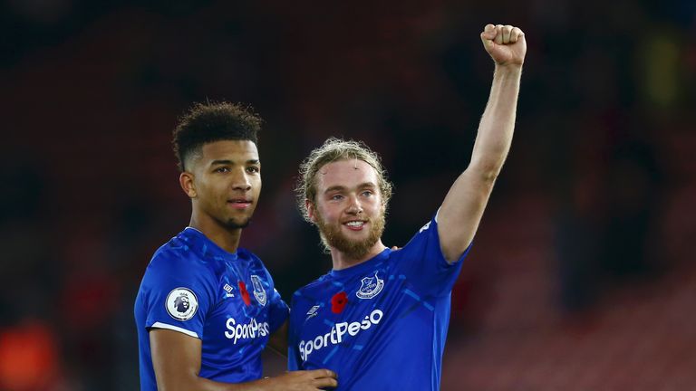 Mason Holgate y Tom Davies celebran con los fanáticos viajeros