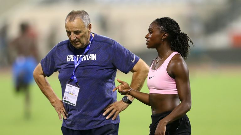 El entrenador de larga duración de Dina Asher-Smith, John Blackie, a la izquierda, ganó el Premio al Entrenador del Año