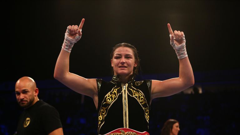 Katie Taylor permanece invicta en su carrera profesional