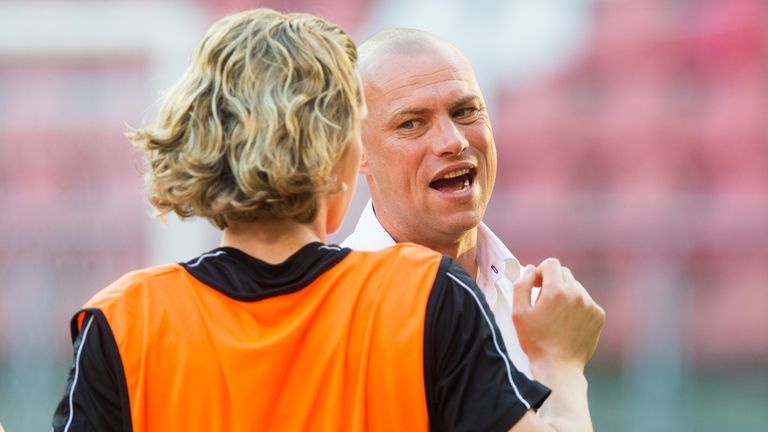 Kevin Hofland dando instrucciones a Cantwell durante una sesión de entrenamiento