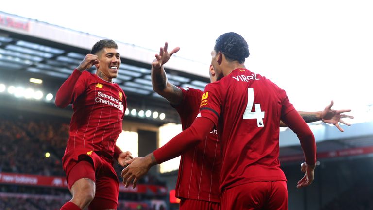     Virgil van Dijk celebra con sus compañeros de Liverpool