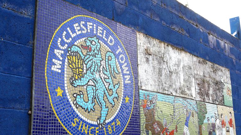 A Macclesfield se les dedujeron seis puntos por falta de pago de salarios y el incumplimiento de un partido de Sky Bet League Two contra Crewe el 7 de diciembre