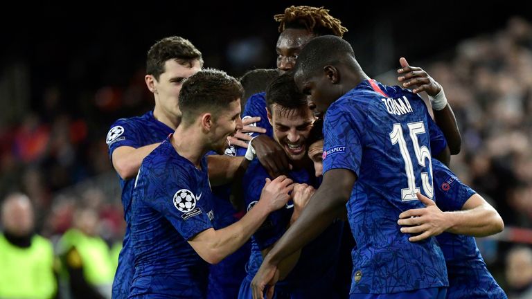 Mateo Kovacic celebra su gol contra el Valencia con sus compañeros del Chelsea