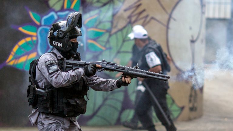 La policía antidisturbios se enfrentó con los fanáticos que salieron a celebrar la victoria de la Copa Libertadores de Flamengo