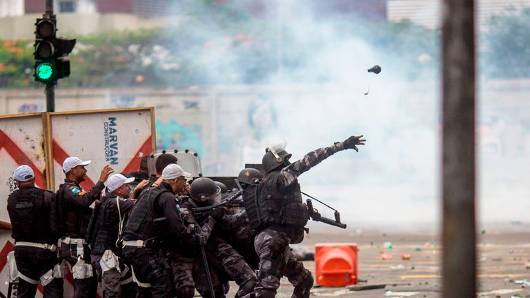La policía antidisturbios dispersa a los fanáticos después de que las celebraciones de la copa se convirtieron en violencia