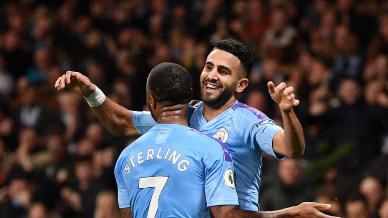 Riyad Mahrez celebra con Raheem Sterling después de poner Man City 2-1 arriba