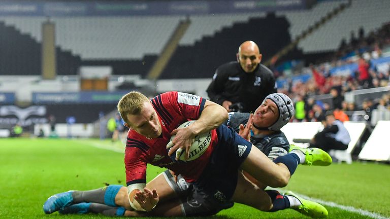 Keith Earls scores Munster's second try despite the efforts of Hanno Dirksen