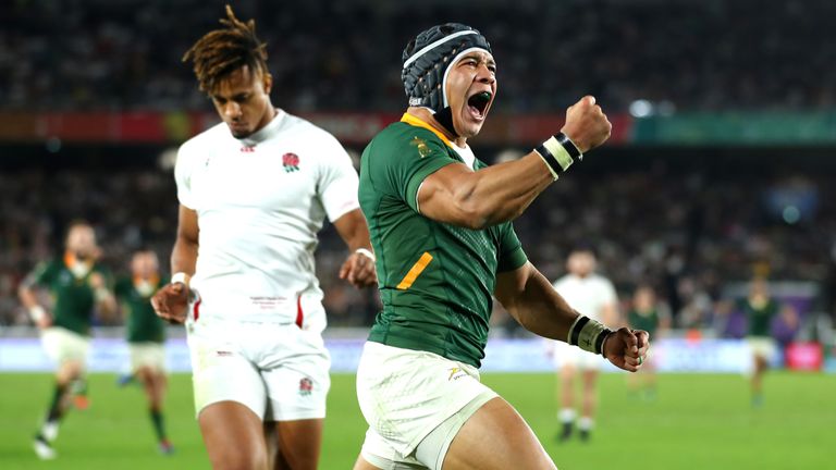 El ala sudafricana Cheslin Kolbe celebra su último intento en la victoria final del sábado en la Copa Mundial de Rugby