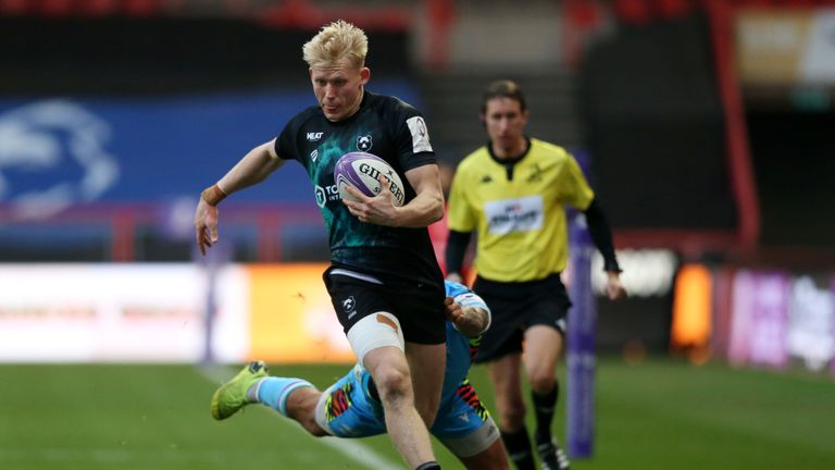 Toby Fricker races down the wing for Bristol Bears