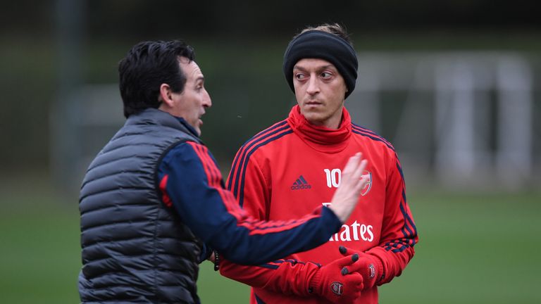 Unai Emery retratada con Mesut Ozil en entrenamiento