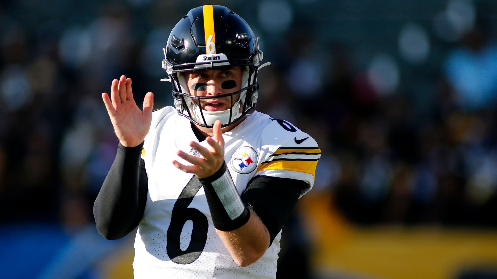 Pittsburgh Steelers quarterback Devlin Hodges (6) during an NFL football  training camp practice in Latrobe, Pa., Sunday, July 28, 2019. (AP  Photo/Keith Srakocic Stock Photo - Alamy