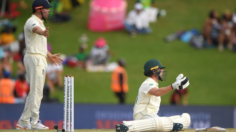 Anrich Nortje es derribado por uno de los lanzamientos completos consecutivos de Jofra Archer que le lanzó al final del día dos