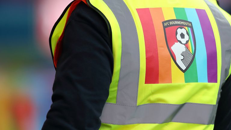 Los comisarios de Bournemouth llevaban banderas del arco iris en sus chaquetas para el partido contra el Liverpool