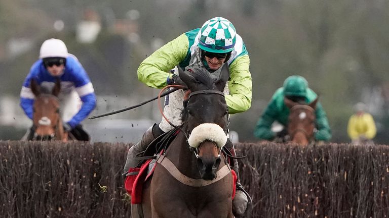 El Clan Des Obeaux, entrenado por Paul Nicholls, ganó la persecución del Rey Jorge VI en Kempton el día del boxeo