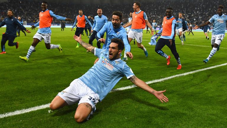 Danilo Cataldi se desliza en celebración después de marcar el tercer gol del Lazio