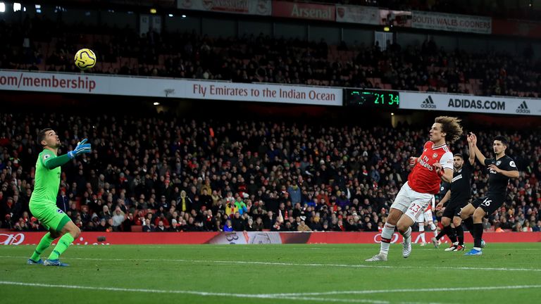 El gol de David Luiz contra Brighton fue descartado por VAR