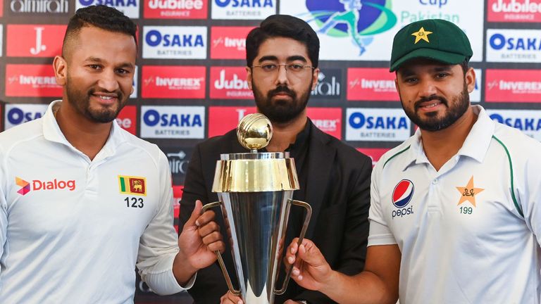 El capitán de Sri Lanka Dimuth Karunaratne y el capitán de Pakistán Azhar Ali posan con el trofeo antes de la primera serie de pruebas en Pakistán desde 2009