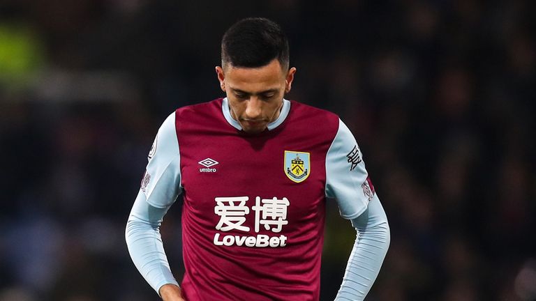 Dwight McNeil muestra sus frustraciones durante la derrota por 4-1 en casa de Burnley ante City