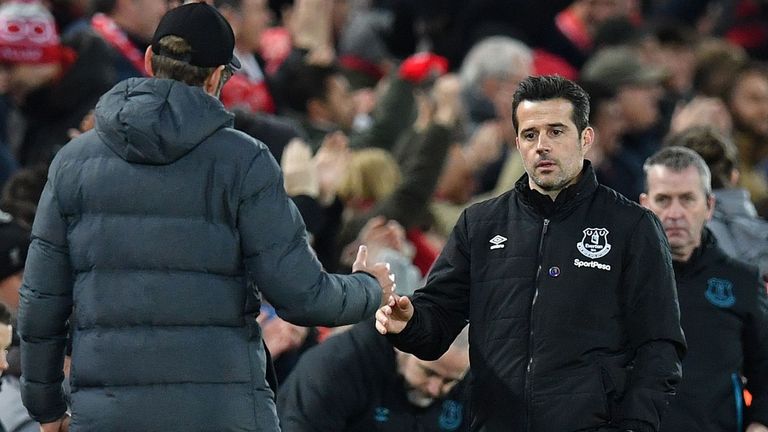 Marco Silva se da la mano con Jurgen Klopp después del silbato a tiempo completo