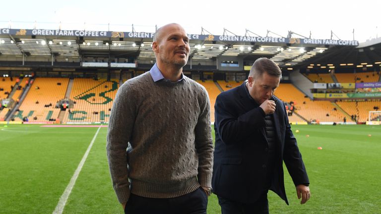 Paul Scholes criticised Ljungberg for failing to wear a suit during Sunday's game at Norwich