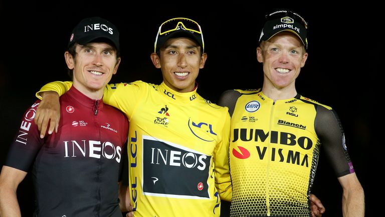 Egan Bernal (C) tiene previsto defender su corona del Tour de Francia a finales de junio