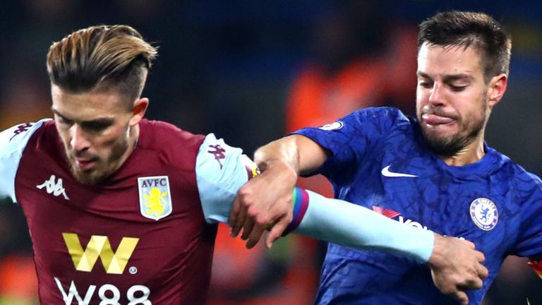 Jack Grealish es desafiado por César Azpilicueta en Stamford Bridge