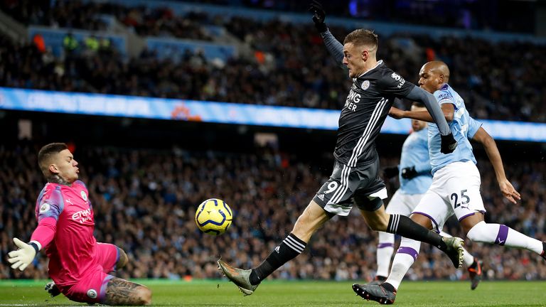 Vardy abrió el marcador en el Manchester City pero no pudo evitar una derrota por 3-1
