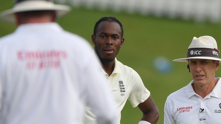 Jofra Archer habla a los árbitros después de jugar bolos consecutivos en el día dos de la primera Prueba en Centurion