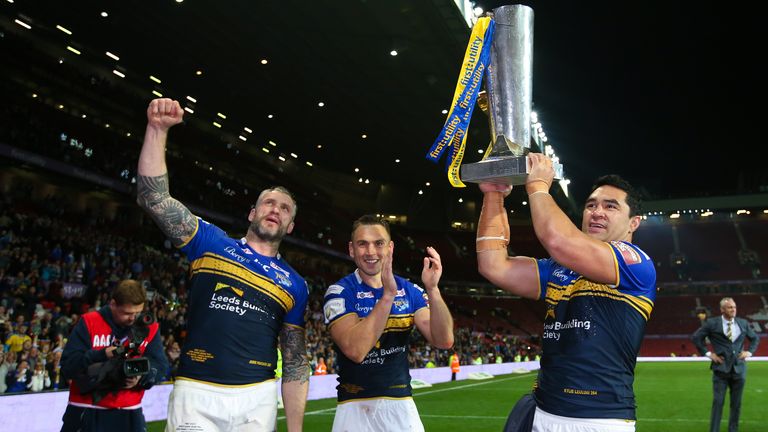 Jamie Peacock, Kevin Sinfield y Kylie Leuluai celebran el triunfo de la Gran Final de Leeds en 2015