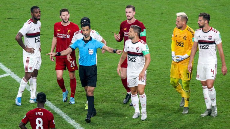 El árbitro qatarí Abdulrahman Al Jassim descarta la penalización del Liverpool