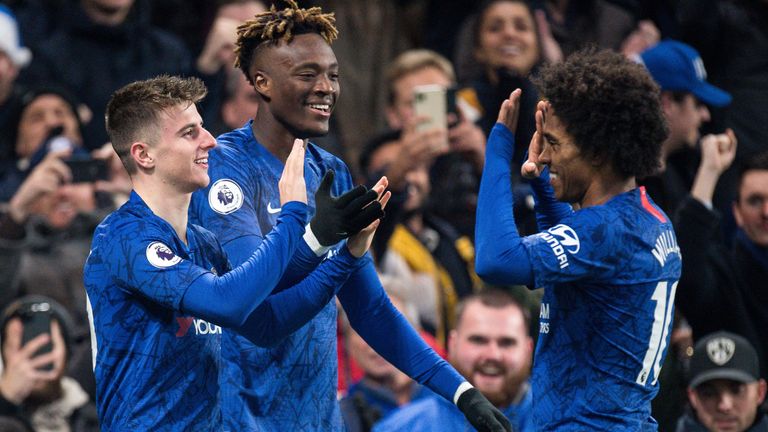 Mason Mount celebra con Tammy Abraham y Willian