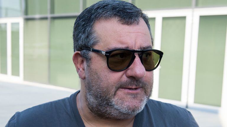 Mino Raiola también representa al centrocampista del Manchester United Paul Pogba