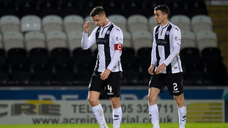 St Mirren & # 8217; s Stephen McGinn (L) y Paul McGinn a tiempo completo 