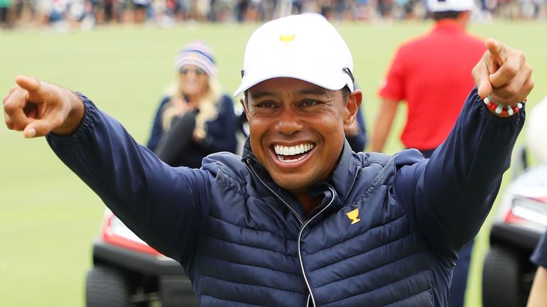 El Capitán Tiger Woods celebra la victoria del equipo de EE. UU. En la Copa Presidentes