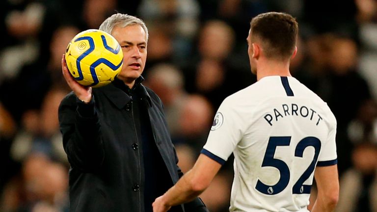 Mourinho le entrega a Parrott el balón del partido después del debut de la Premier League de 17 años contra Burnley