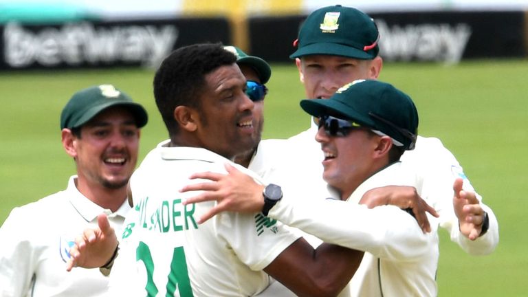 Vernon Philander celebra el portillo de Rory Burns