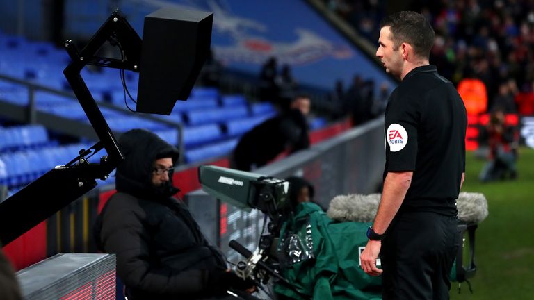 Michael Oliver usa la pantalla de lanzamiento VAR para expulsar a Luka Milivojevic