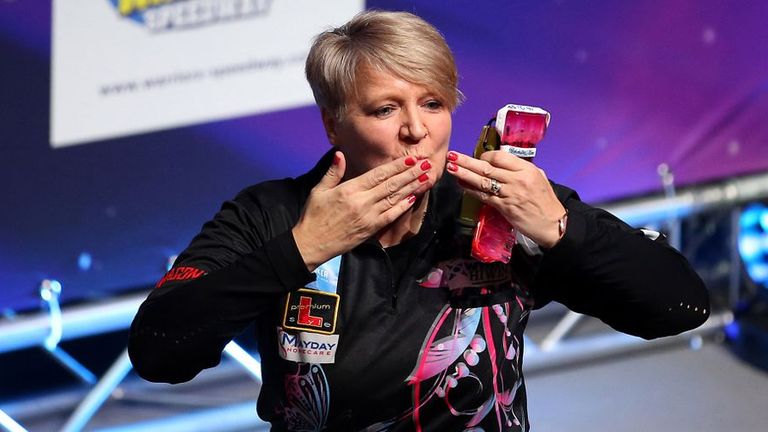 La quadruple championne du monde féminine Lisa Ashton vise à sceller sa troisième apparition à l'Alexandra Palace en quatre ans