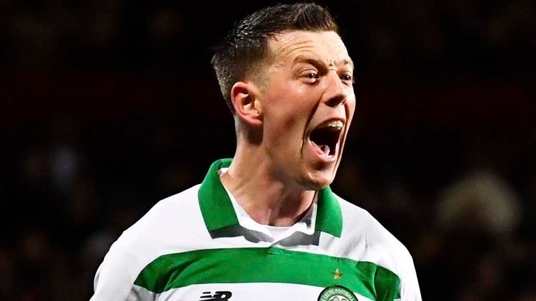 Callum McGregor celebra después de anotar para poner el 2-0 al Celtic