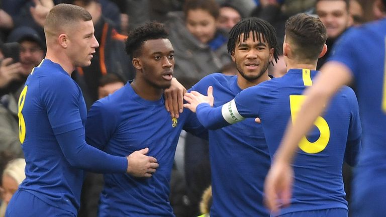 Hudson-Odoi es felicitado por sus compañeros de equipo después de su gol temprano