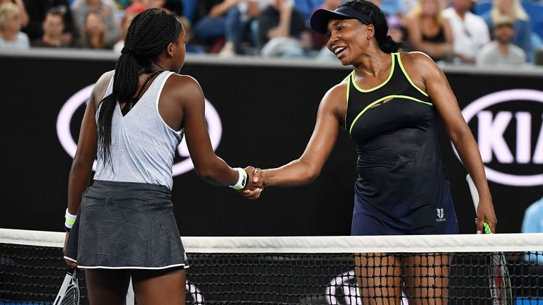 Gauff (L) le da la mano a Venus Williams en la red