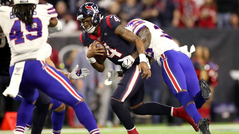 Deshaun Watson produjo una de las jugadas de los playoffs la temporada pasada cuando escapó de un saqueo casi seguro en la victoria comodín de los Houston Texans sobre los Buffalo Bills