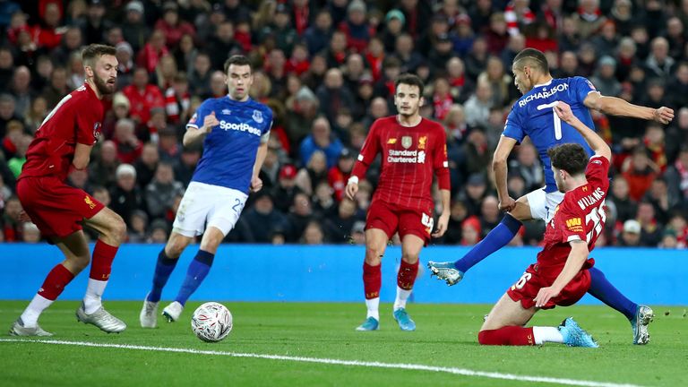 Richarlison dibujó uno de los tres en la primera mitad salva de portero del Liverpool Adrian