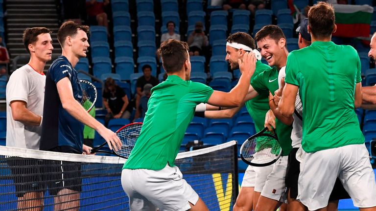 Jamie Murray y Joe Salisbury (L) solo pueden ver a Grigor Dimitrov celebrar una épica victoria de la Copa ATP para Bulgaria sobre Gran Bretaña