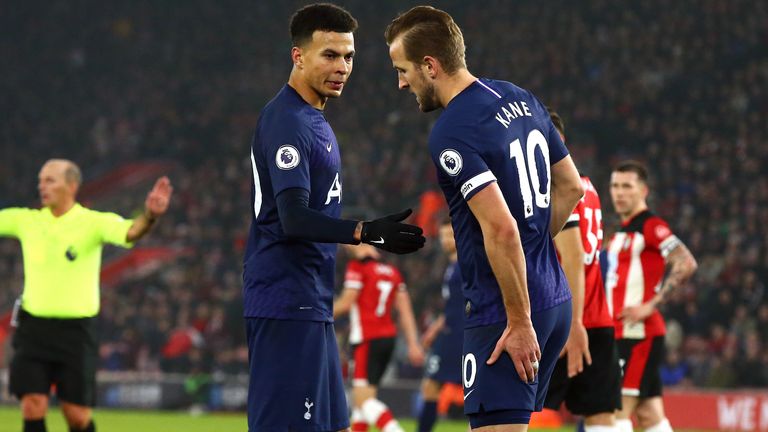 Harry Kane se agarra los isquiotibiales después de sufrir una lesión en Southampton