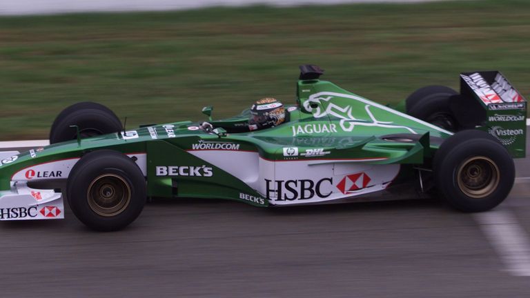 Jaguar, 2000: Verde metálico y blanco a juego con ruedas doradas. Un lindo toque. 