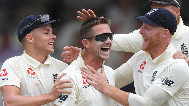 Denly tomó dos wickets en el quinto día en Newlands cuando Inglaterra reclamó una victoria dramática