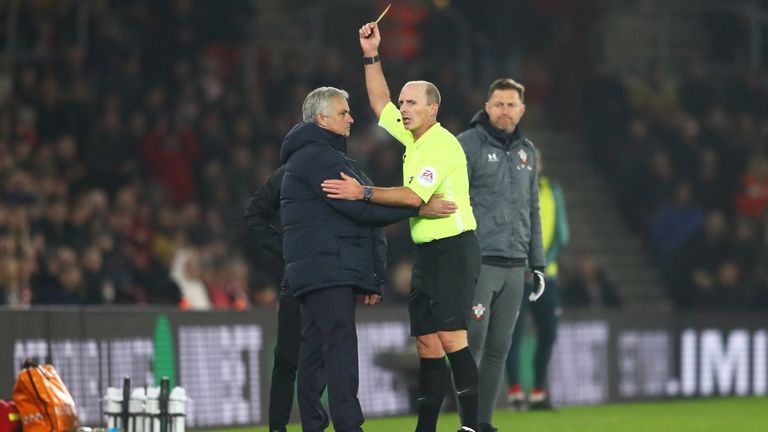 A José Mourinho se le mostró una tarjeta amarilla después de ingresar al área técnica de Southampton