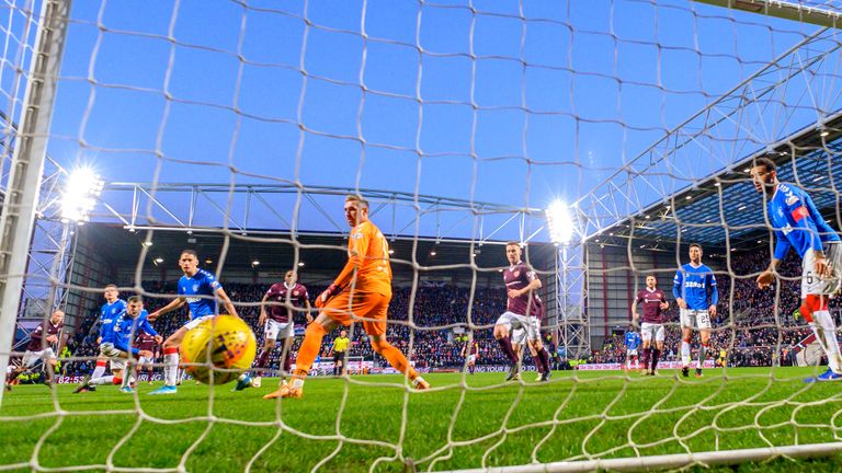 El golpe desviado de Liam Boyce aseguró una victoria tardía para Hearts