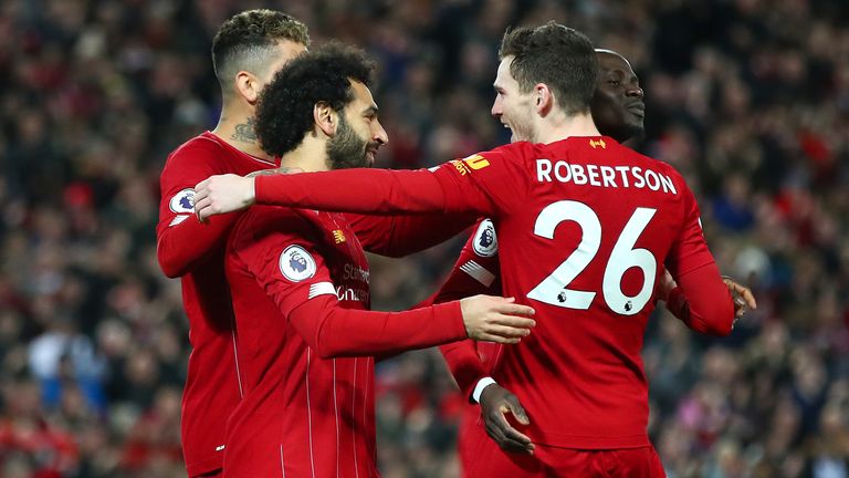 Los jugadores del Liverpool celebran el primer partido de Mohamed Salah en Anfield